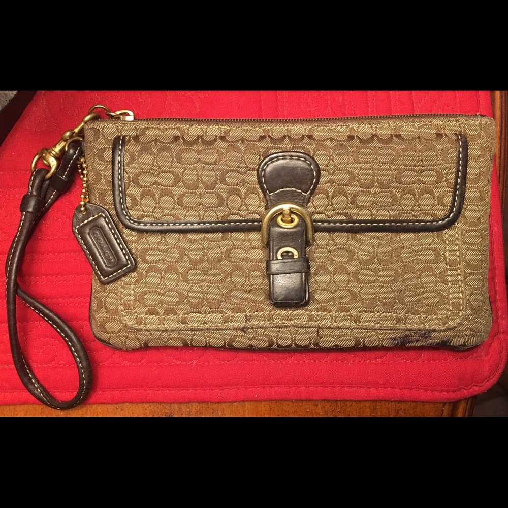 OFFERS???? Coach Wristlet  Signature Series